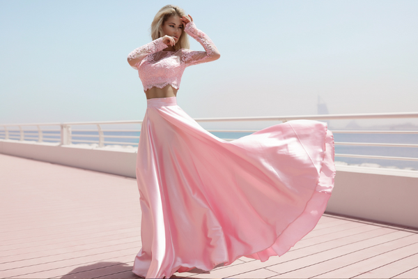 Quelle couleur associer avec une robe rose poudré ?