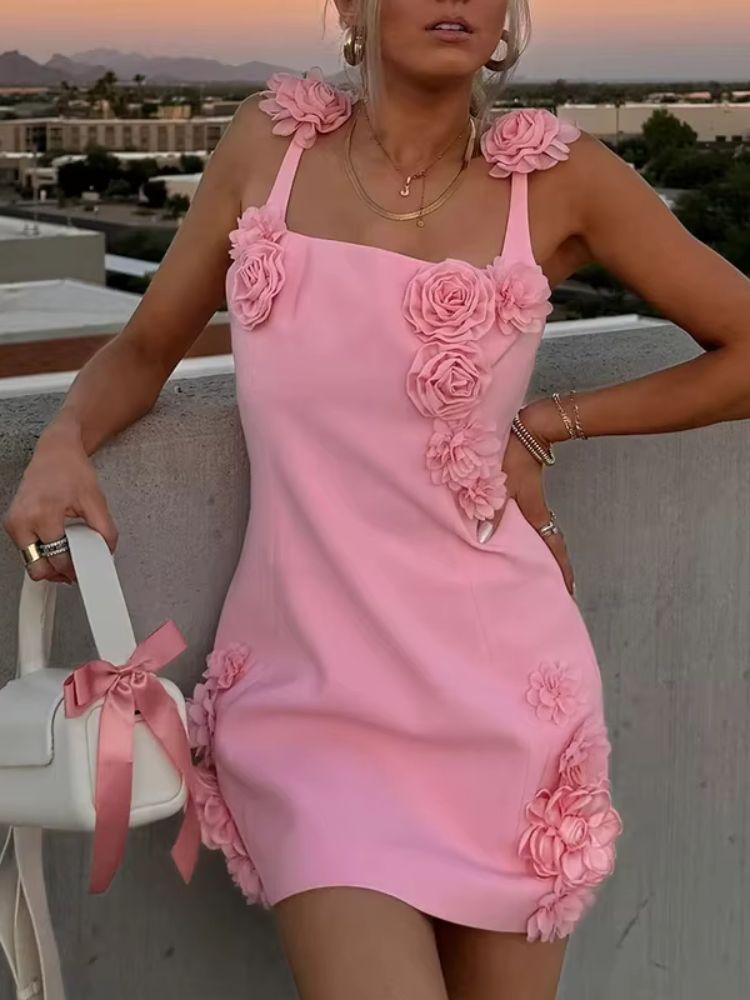 Robe courte rose poudrée fleurie