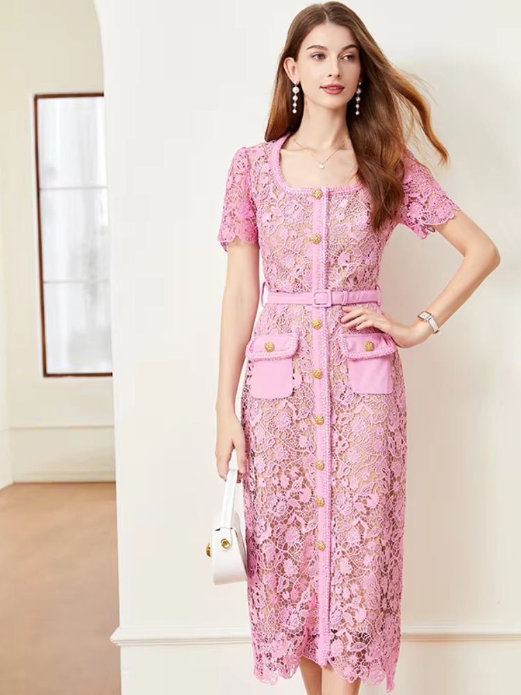 Robe en dentelle rose mi-longue