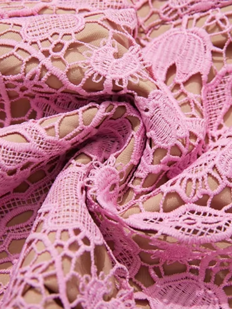 Détail de la doublure d'une robe en dentelle rose