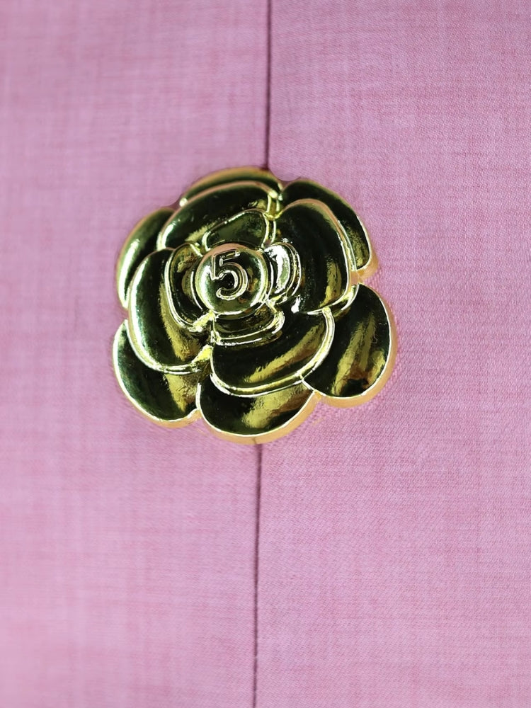 Bouton décoratif d'une robe rose sans manche