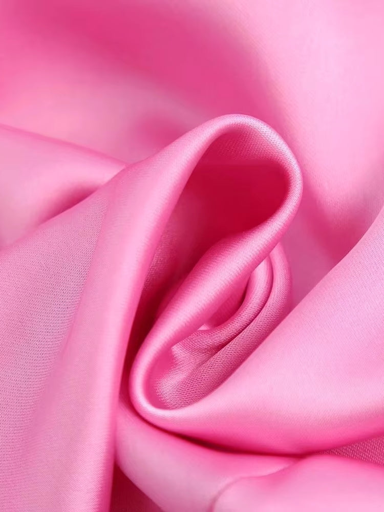 Tissu d'une robe en satin rose