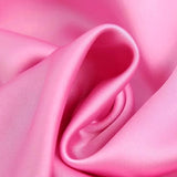 Tissu d'une robe en satin rose